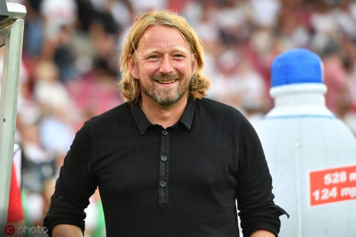 开云体育 -包含关键时刻斯图加特备战荷甲，远射贴柱细节曝光，悬念犹存，赛季目标并未改变的词条